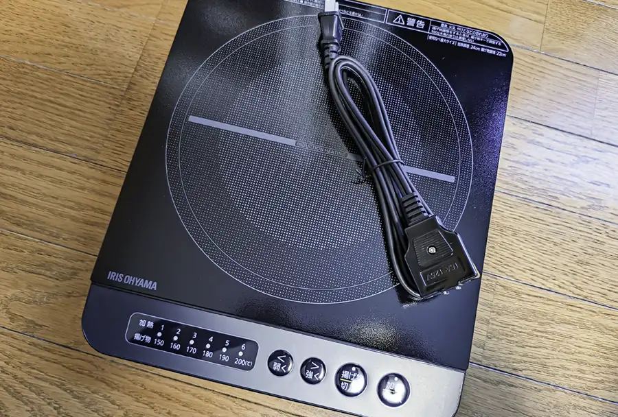 アイリスオーヤマ1400Wクッキングヒーターの本体とケーブル