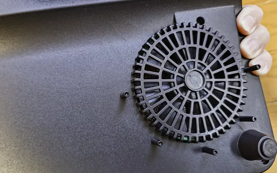 IHクッキングヒーターの裏側のファン