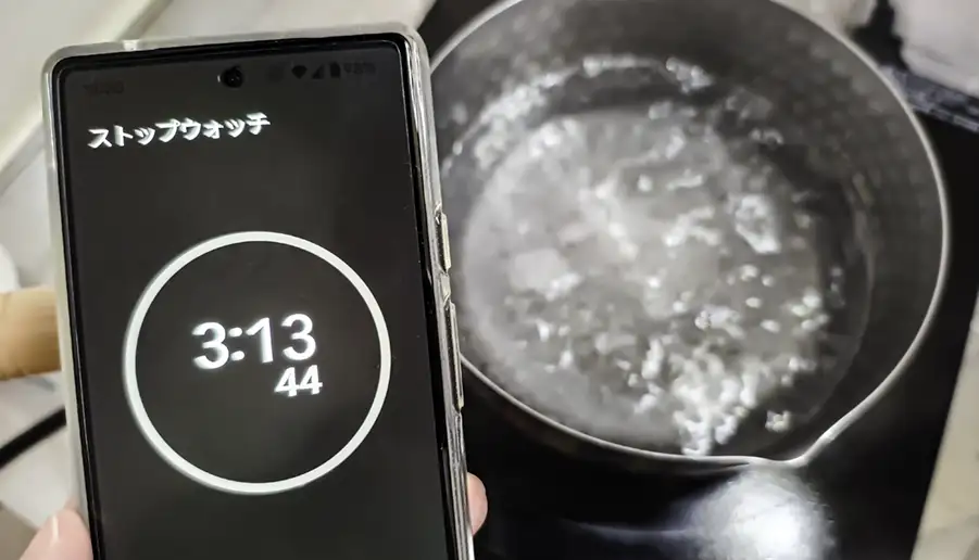 アイリスオーヤマのIHクッキングヒーターでお湯を沸かしているところをストップウォッチで計測する様子