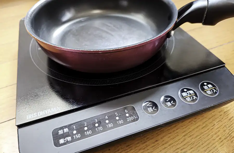 アイリスオーヤマ1400Wクッキングヒーターにフライパンを乗せた様子