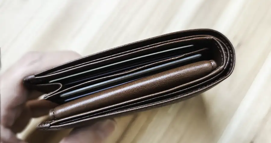 栃木レザーの財布にカードを入れた様子