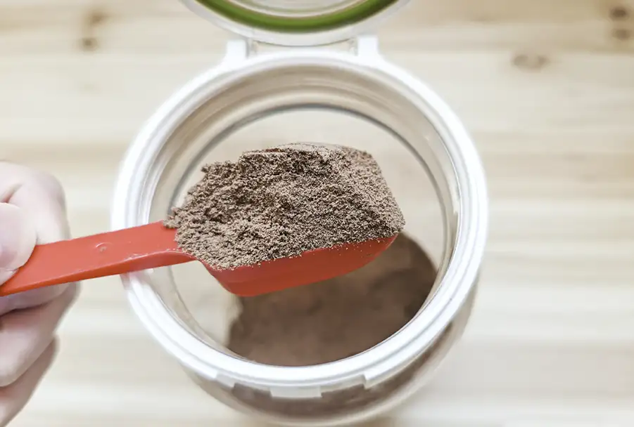 SAVASビターショコラプロテインをスプーンですくう様子