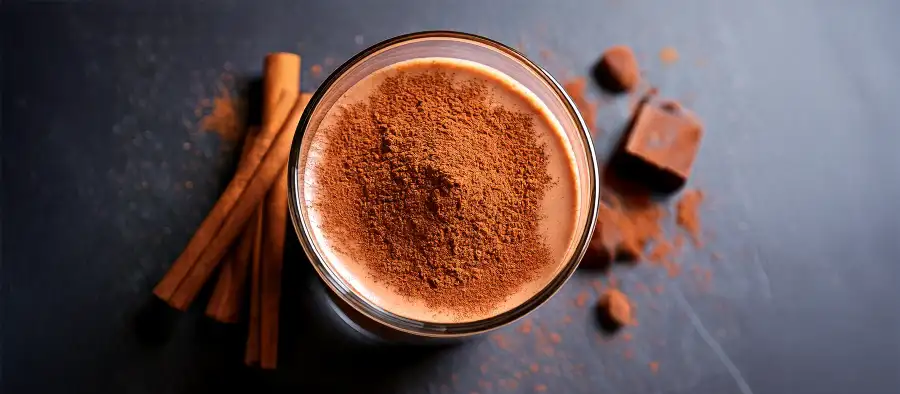 プロテインの上にココアパウダーを振りかけた様子