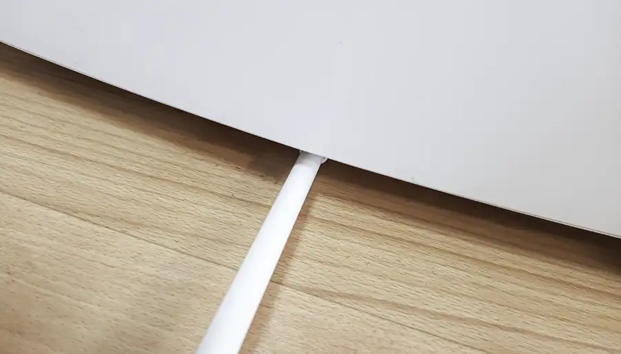 マジックハンドを冷蔵庫の下の入れる様子の写真