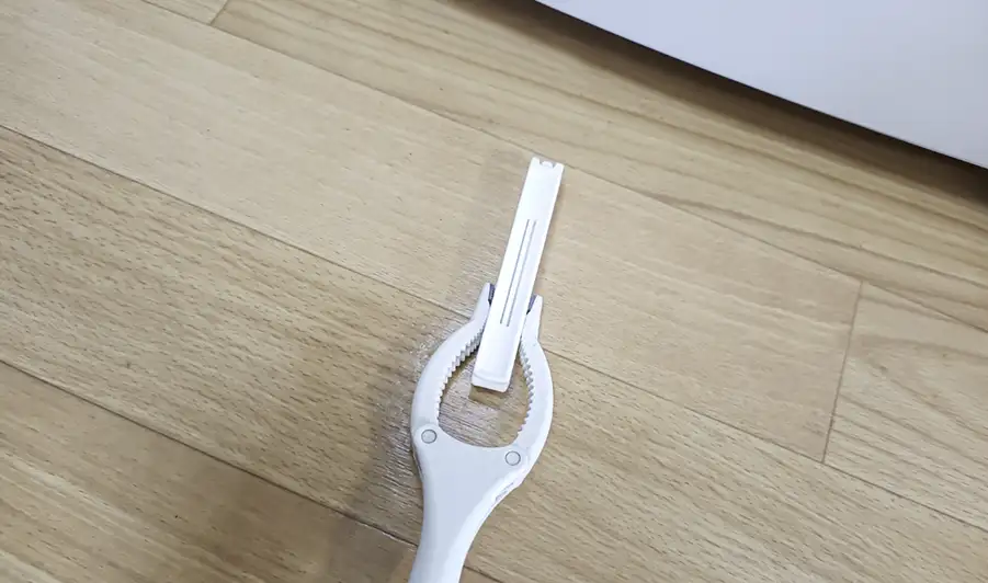 マジックハンドでモノをつかむ様子の写真