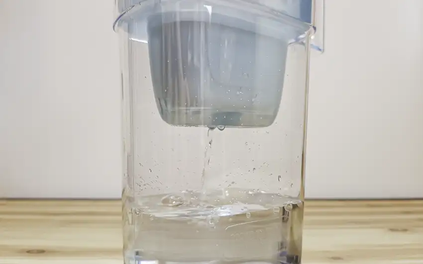 BRITA リクリエで水をろ過している様子の画像