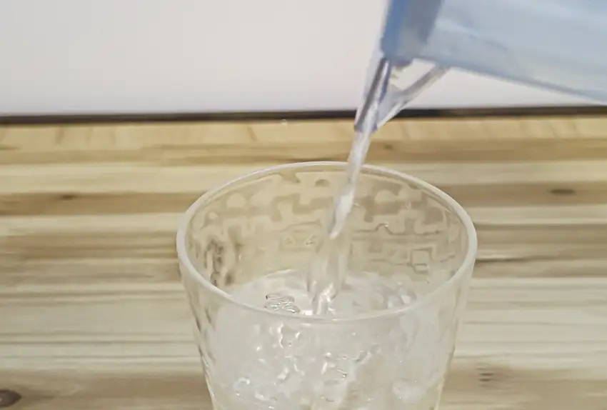 BRITA リクリエから水を注ぐ様子