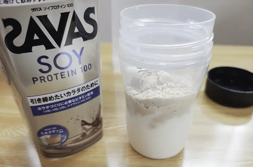 ザバスソイプロテイン　ミルクティー味を牛乳に溶かした様子の画像