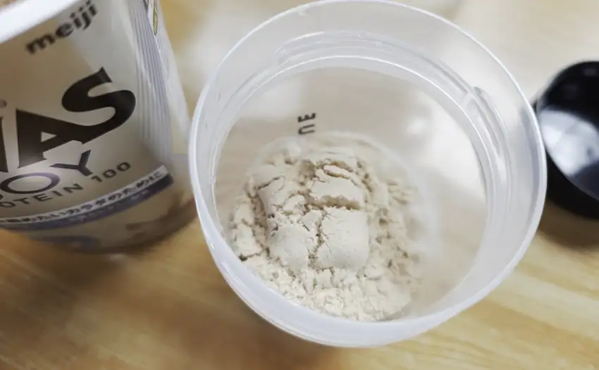 ザバスソイプロテイン　ミルクティー味を牛乳に溶かした様子の画像　上から