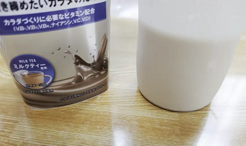 ザバスソイプロテイン　ミルクティー味を牛乳に溶かした様子の画像