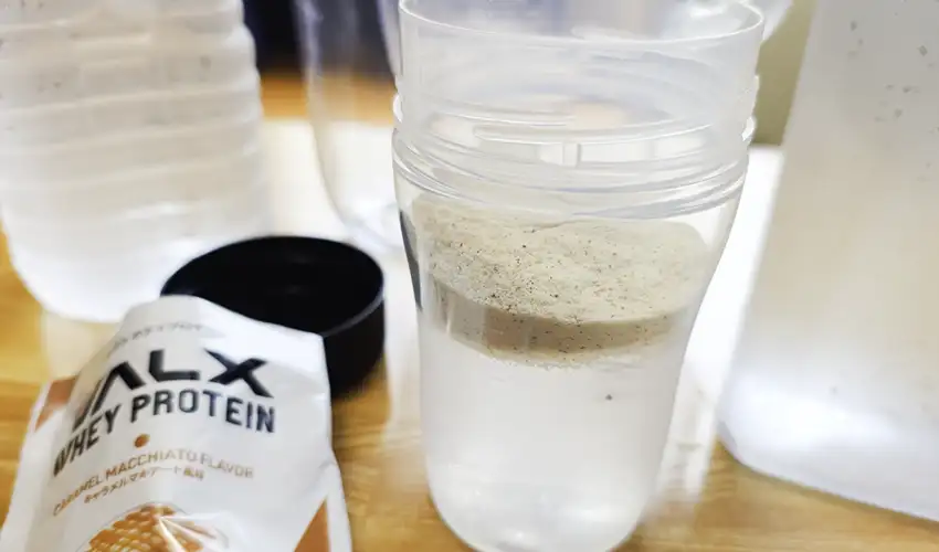 バルクスプロテインキャラメルマキアート風味を水に溶かす様子の写真