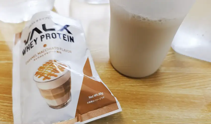 バルクスプロテインキャラメルマキアート風味を水に溶かした様子の写真