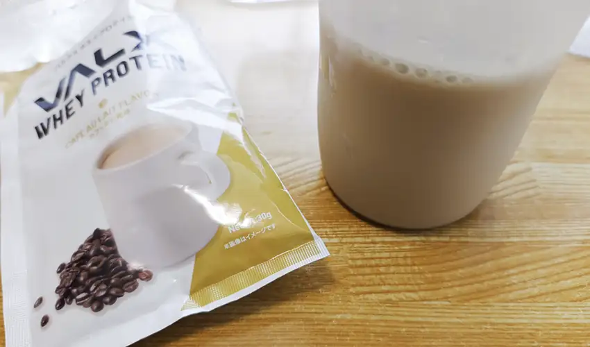 バルクスプロテインカフェオレ風味を水に溶かした様子の写真