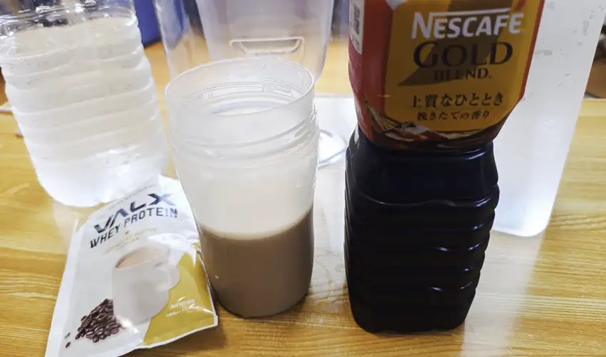 バルクスプロテインカフェオレ風味にアイスコーヒーを加えた様子の写真