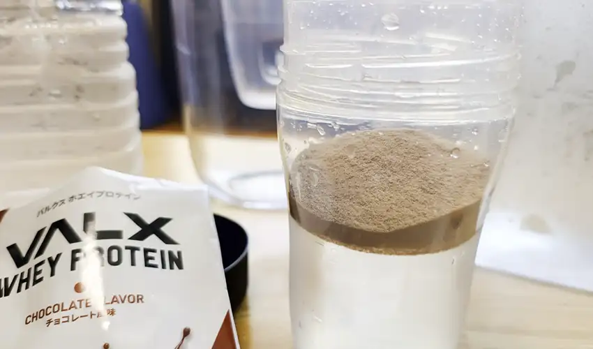 バルクスプロテインチョコレート風味を水に溶かす様子の写真